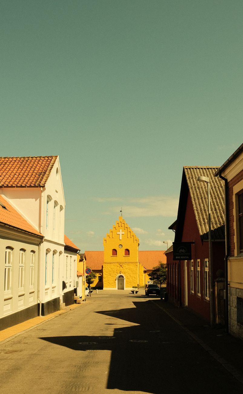 Gade med gule huse i en lille dansk by